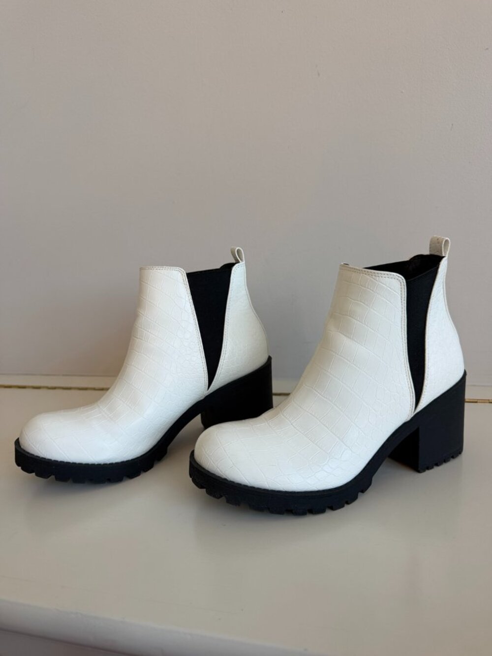 Dirty Laundry Margo White Croc Chelsea Lug Sole Boots Size 7